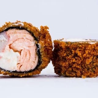HOT SALMON ROLL (FRIED)