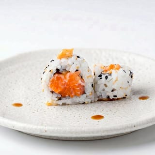 SPICY SALMON ROLL *